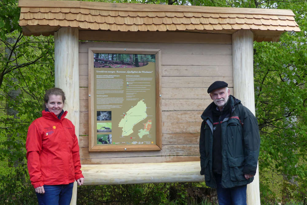 Informierten über die neue Beschilderung an der Kernzone „Quellgebiet der Wieslauter“: Biosphärenreservats-Direktorin Friedericke Weber und Forstamtsleiter Michael Grünfelder (Foto: Biosphärenreservat)