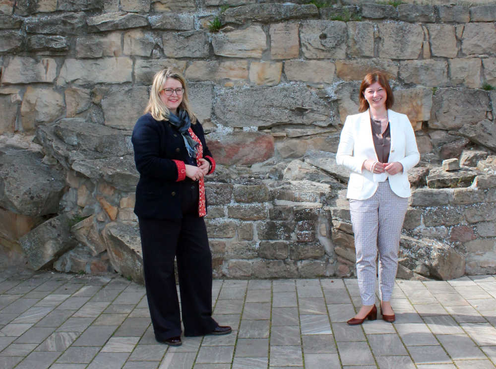 v.l. Ulrike Dittrich, Staatssekretar in Nicole Steingaß (Foto: Stiftung Hambacher Schloss)