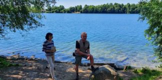 Jutta Ehmsen und Roland Robra am Waidsee (Foto: Stadtverwaltung Weinheim)