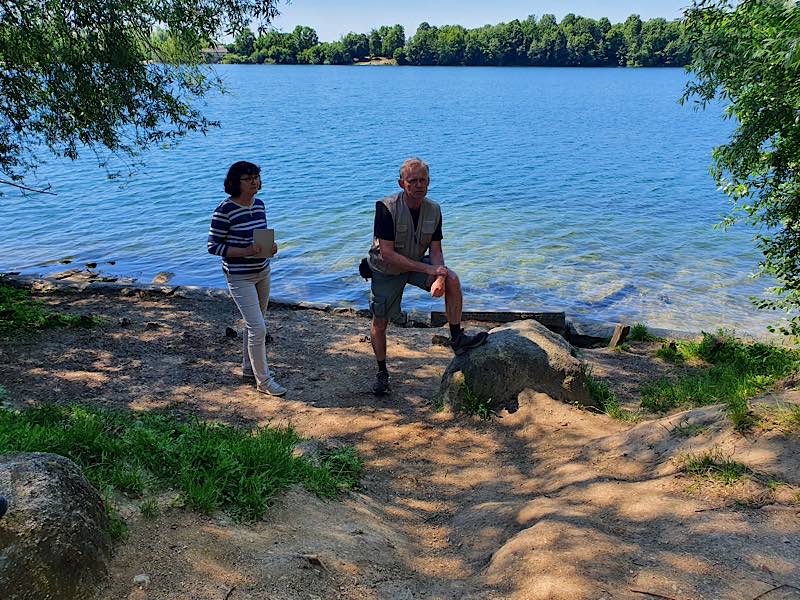 Jutta Ehmsen und Roland Robra am Waidsee (Foto: Stadtverwaltung Weinheim)