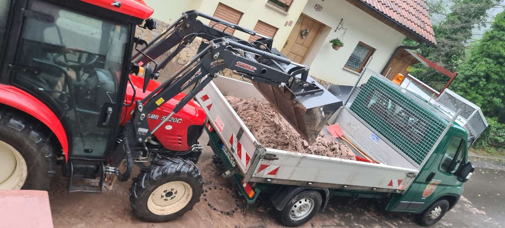 Verladung von Schlamm (Foto: Presseteam der Feuerwehr VG Lambrecht)