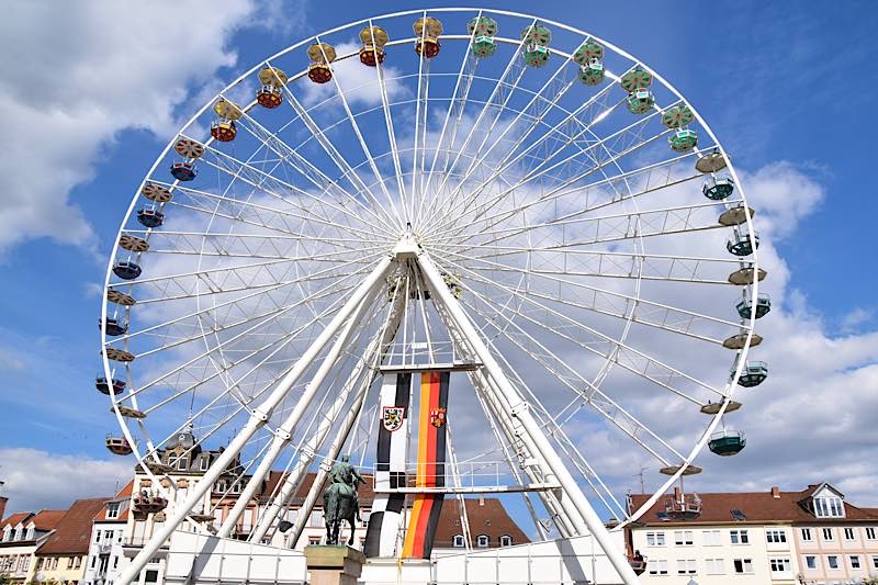 Ab sofort dreht das „Landau Eye“ wieder seine Runden auf dem Landauer Rathausplatz. (Quelle: Stadt Landau)