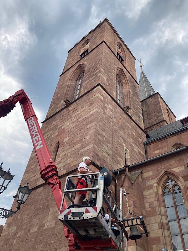 Die Glocke wurde mit einem Spezialkran in die Höhe gebracht (Foto: Stadtverwaltung Neustadt)