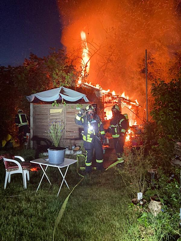 Brand eines Gartenhauses (Foto: Feuerwehr Haßloch)