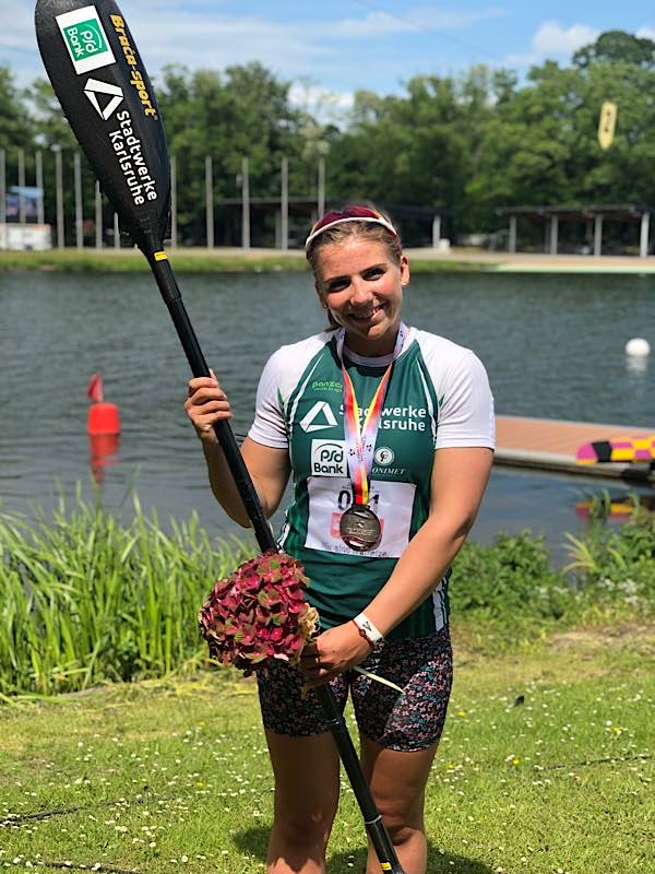 Xenia Jost freut sich über die Silbermedaillen bei den Deutschen Meisterschaften im Parallelsprint. (Foto: Rheinbrüder Karlsruhe)