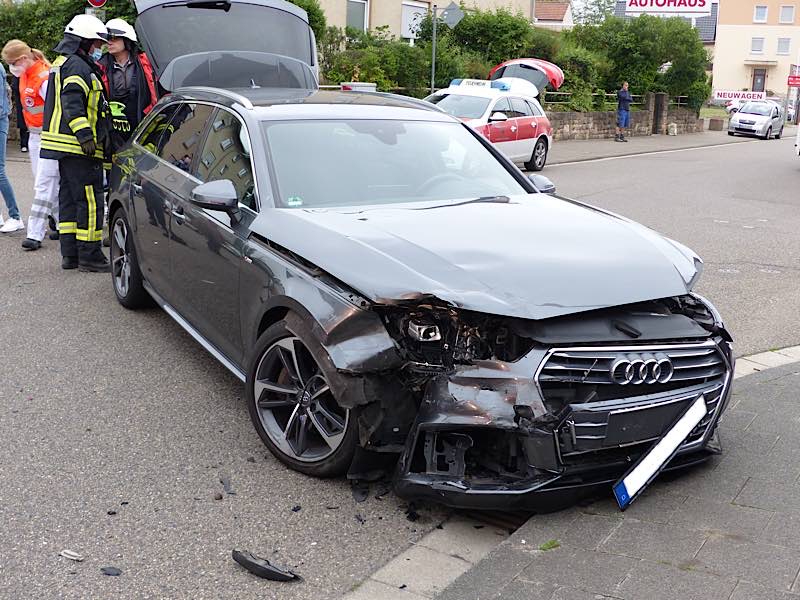 Verkehrsunfall im Kreuzungsbereich Branchweilerhof- / Landwehr- und Hagenstraße (Foto: Feuerwehr Neustadt)