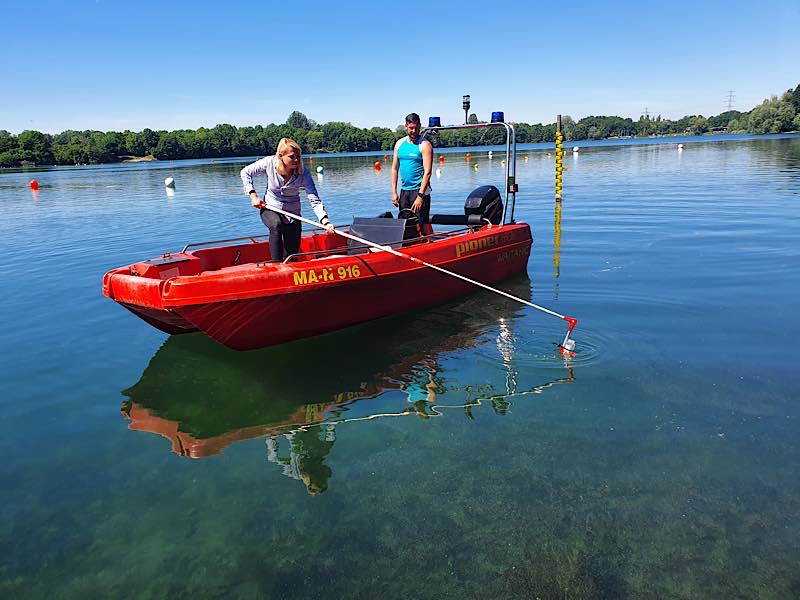 Hygienekontrolleurin Sarah-Vanessa Samuelsen mit Bademeister Markus Hester bei der Entnahme einer Wasserprobe am Weinheimer Waidsee. (Foto: Landratsamt Rhein-Neckar-Kreis)