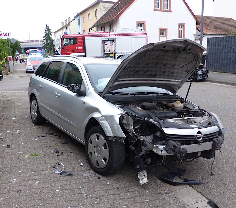 Verkehrsunfall im Kreuzungsbereich Branchweilerhof- / Landwehr- und Hagenstraße (Foto: Feuerwehr Neustadt)