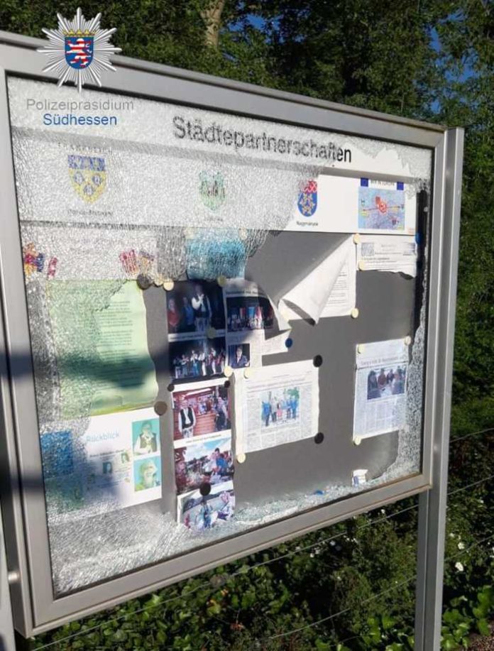 Beschädigter Info-Schaukasten in Reichelsheim