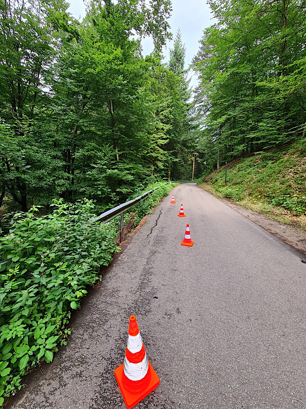 Unterspülte Fahrbahn (Foto: Polizei RLP)