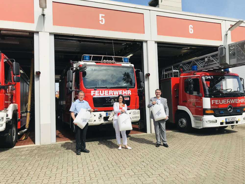 Stefan Klein (Brand- und Katastrophenschutzinspekteur), Diana Kreuter-Schmitt (Direktorin der Pfälzischen Pensionsanstalt Bad Dürkheim) und Oberbürgermeister Marc Weigel (Foto: Stadtverwaltung Neustadt)