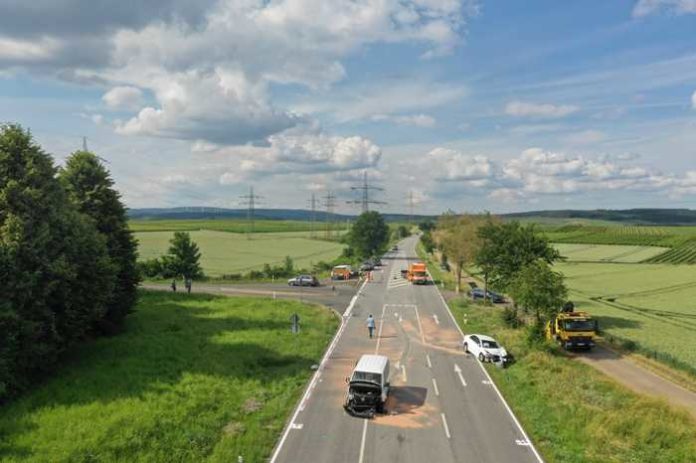 pol-pdkh-schwerer-verkehrsunfall-mit-drei-beteiligten-fahrzeugen-und-8-verletzten