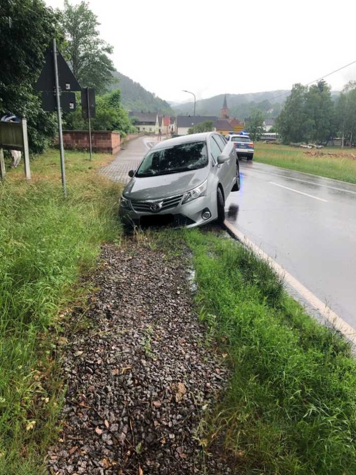pol-pdld-fahrer-bersieht-loch-am-fahrbahnrand