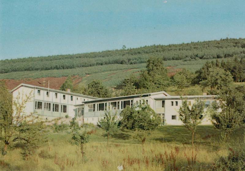 Anfangszeit der Pfalzakademie in Lambrecht: das Gebäude um 1956 (Foto: Zentralarchiv des Bezirksverbands Pfalz)