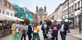 Gerald Kramer, Projektleitung Yvette Wagner, Bürgermeisterin Monika Kabs, Miriam Ritter, Simon Enenkel, Julian Gahn, Werkstattleitung Andreas Canali und Rebecca Bohrmann im Rollstuhl (Foto: Diakonissen Speyer)