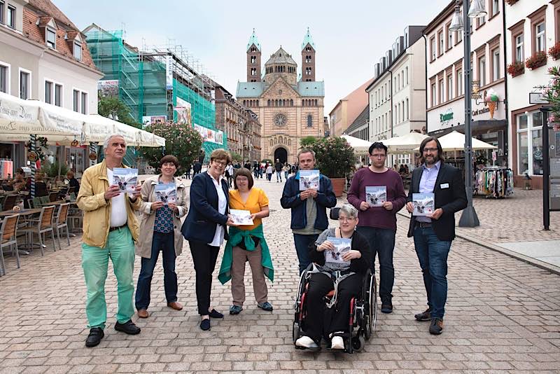 Gerald Kramer, Projektleitung Yvette Wagner, Bürgermeisterin Monika Kabs, Miriam Ritter, Simon Enenkel, Julian Gahn, Werkstattleitung Andreas Canali und Rebecca Bohrmann im Rollstuhl (Foto: Diakonissen Speyer)