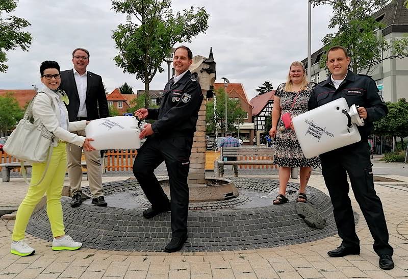 Diana Kreuter-Schmitt, Direktorin der Pfälzischen Pensionsanstalt Bad Dürkheim, Bürgermeister Tobias Meyer, Wehrleiter Marco Himmighöfer, Sachbearbeiterin Alina Fink und Gerätewart Marcus Gunst (v.l.n.r.). (Foto: Gemeindeverwaltung Haßloch)