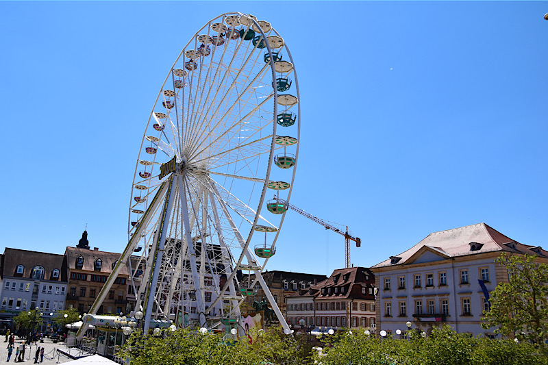 Das Riesenrad auf dem Landauer Rathausplatz dreht noch bis 15. August seine Runden. (Quelle: Stadt Landau)