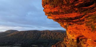 Beindruckend: das Felsmassiv der Geiersteine bei Lug, hier im Sonnenaufgang (Foto: Biosphärenreservat/Yannick Baumann)