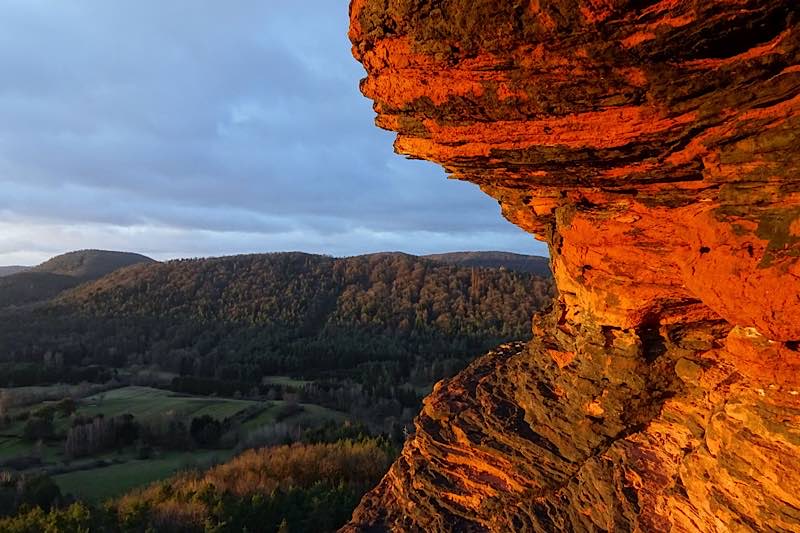 Beindruckend: das Felsmassiv der Geiersteine bei Lug, hier im Sonnenaufgang (Foto: Biosphärenreservat/Yannick Baumann)