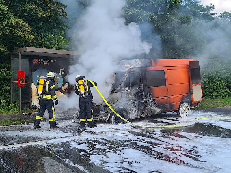 Transporter in Vollbrand (Foto: Presseteam der Feuerwehr VG Lambrecht)