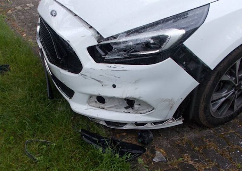 Der beschädigte Ford (Foto: Polizei RLP)