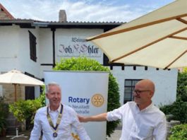 Dr. med. Andreas Liermann (links) übernimmt zum 1.7.21 das Amt als Rotary Präsident 2021-2022 von Apotheker Peter Stahl (rechts). (Foto: Rotary Club Neustadt)