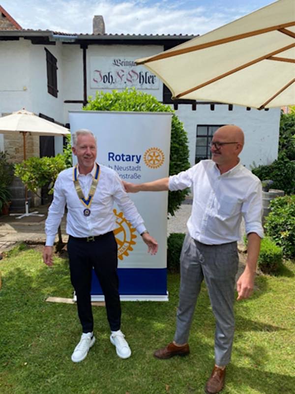 Dr. med. Andreas Liermann (links) übernimmt zum 1.7.21 das Amt als Rotary Präsident 2021-2022 von Apotheker Peter Stahl (rechts). (Foto: Rotary Club Neustadt)