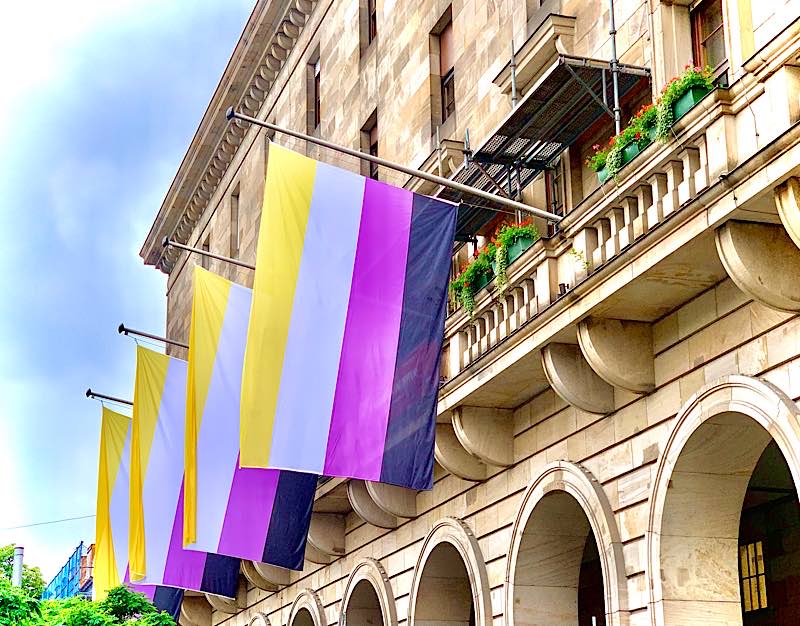 Nonbinary Pride Flaggen am Rathaus (Quelle: Stadt Mannheim/Foto: Sören Landmann)