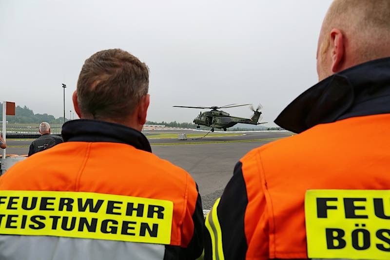 Ein Hubschrauber der Bundeswehr hebt ab. Die Einsatzkräfte bringen Hilfsgüter vom Nürburgring in die betroffene Region. (Foto: Nürburgring)