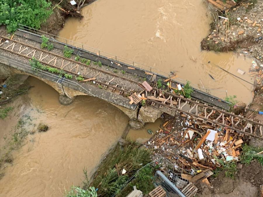 Folgen des gravierenden Unwetters in NRW und Rheinland-Pfalz - hier: an der Ahr, zwischen Euskirchen und Bad Münstereifel (© Deutsche Bahn AG / Alexander Menk)