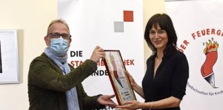 Bildungsbürgermeister Dirk Grunert überreichte der „Feuergriffel“-Stipendiatin Julia Willmann zum Abschluss ihres Aufenthalts in Mannheim den „Feuergriffel“-Preis. (Foto: Stadt Mannheim/Thomas Tröster)