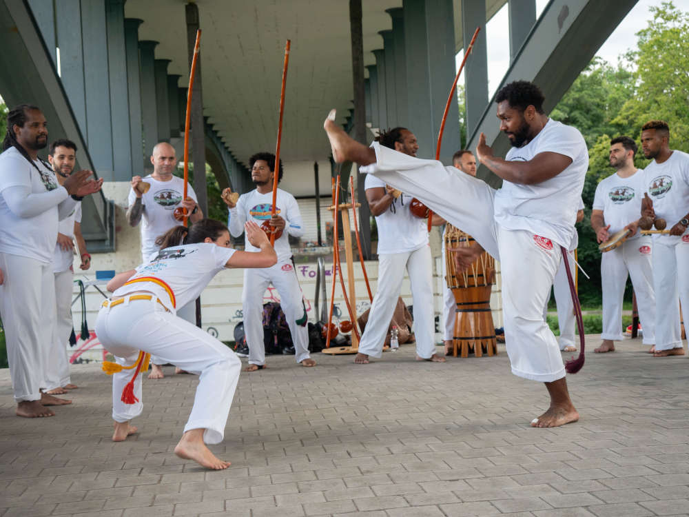 Bei der sogenannten Batizado erhalten Capoeiristas ihre neuen Kordeln, die ihren Kennt- nisstand innerhalb der Kampfkunst widerspiegeln. (Fotos: Cyril Bitterich)