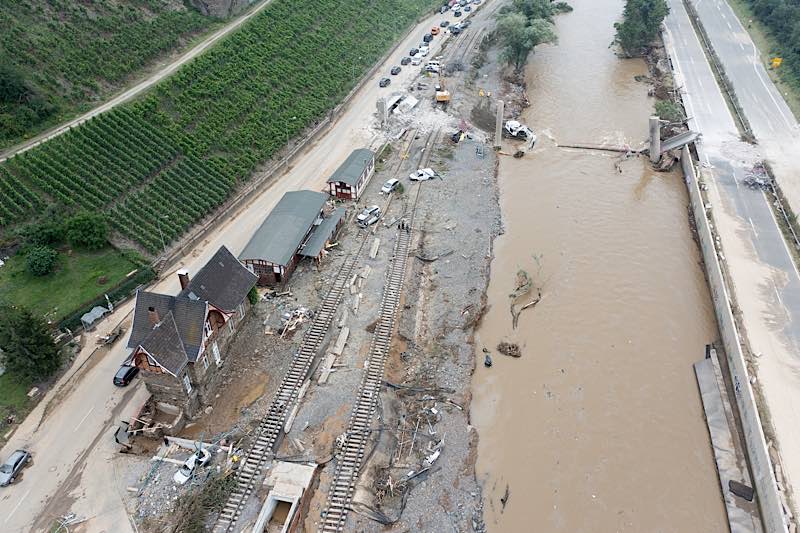 Folgen des gravierenden Unwetters in Rheinland-Pfalz - hier: Heimersheim bei Bad Neuenahr-Ahrweiler (Drohnenaufnahmen) (Foto: Deutsche Bahn AG / Patrick Kuschfeld)