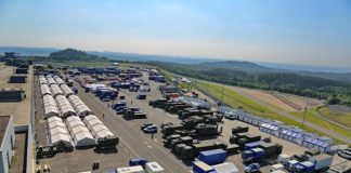 Das Grand-Prix-Fahrerlager des Nürburgrings. Eigentlich die Heimat für Rennteams oder Rock am Ring. Seit vergangener Woche eine zentrale Basis für Einsatzkräfte der Krisengebiete. (Foto: Nürburgring)