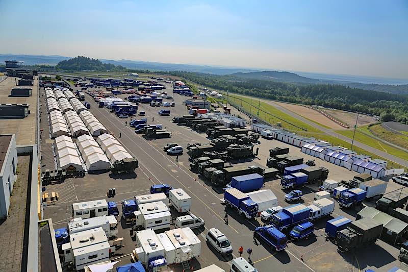 Das Grand-Prix-Fahrerlager des Nürburgrings. Eigentlich die Heimat für Rennteams oder Rock am Ring. Seit vergangener Woche eine zentrale Basis für Einsatzkräfte der Krisengebiete. (Foto: Nürburgring)