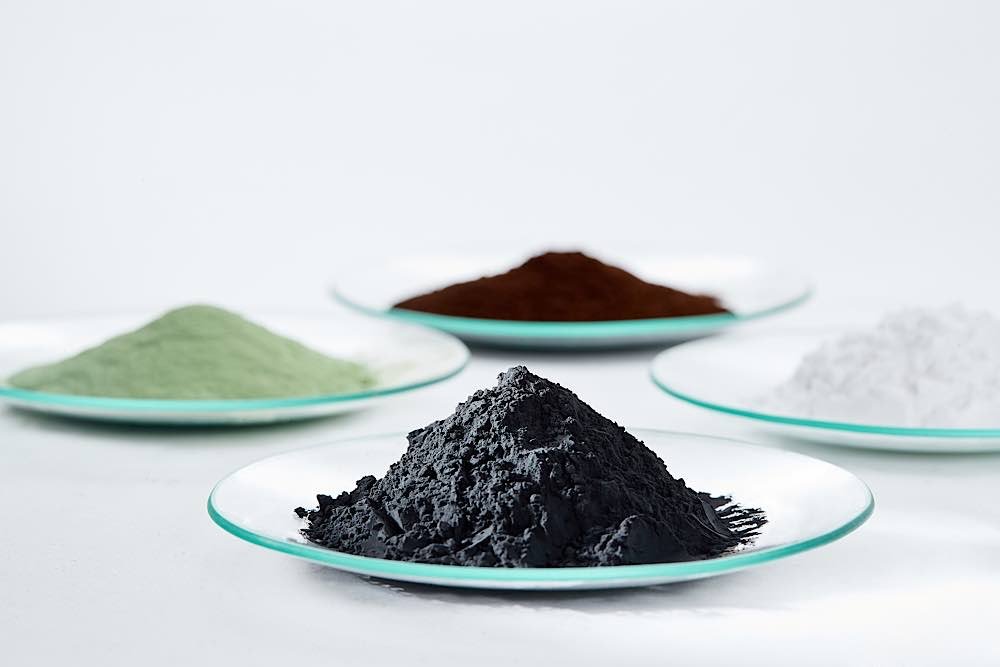 Schlüssel zu leistungsstarken Batteriematerialien: Kathodenmaterialien-Vorprodukte (grünes und braunes Pulver), Lithiumcarbonat (weißes Pulver) und Kathodenmaterialien (schwarzes Pulver). (Foto: BASF SE)