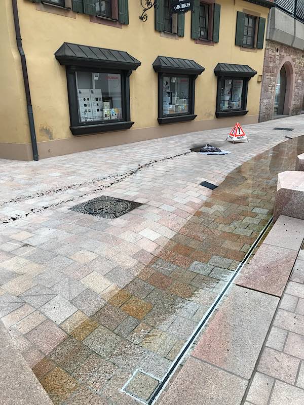 Die durch das Öl entstandenen Flecken konnten noch nicht endgültig beseitigt werden. (Foto: Stadtverwaltung Neustadt)