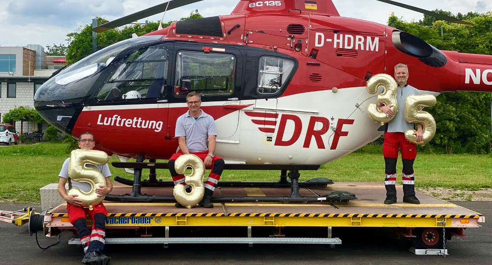 Freude beim Leitungsteam der Station Mannheim, von links nach rechts: Thomas Sperber (Leitender Notfallsanitäter), Martin Beitzel (Stationsleiter und Pilot), Marcus Rudolph (Leitender Hubschrauberarzt) (Quelle: DRF Luftrettung)