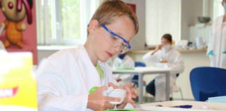 Forscher sein ist spannend und macht Spaß! Das können Kinder im Ferienprogramm, an den Familien-Samstagen oder bei den Online-Experimenten im BASF Kids’ Lab selbst erfahren. (Foto: BASF SE)