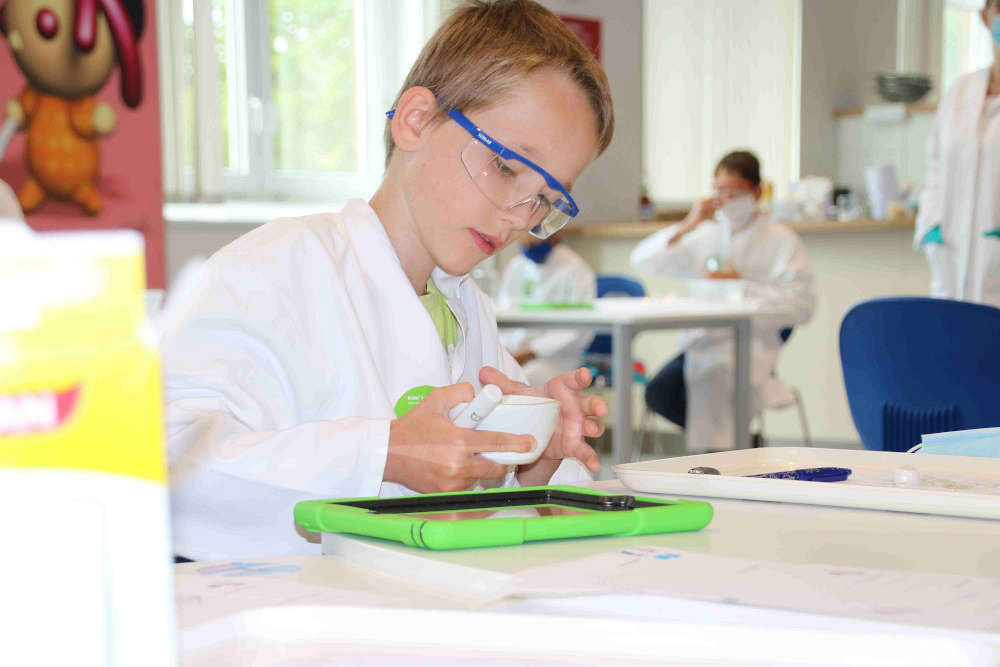 Forscher sein ist spannend und macht Spaß! Das können Kinder im Ferienprogramm, an den Familien-Samstagen oder bei den Online-Experimenten im BASF Kids’ Lab selbst erfahren. (Foto: BASF SE)