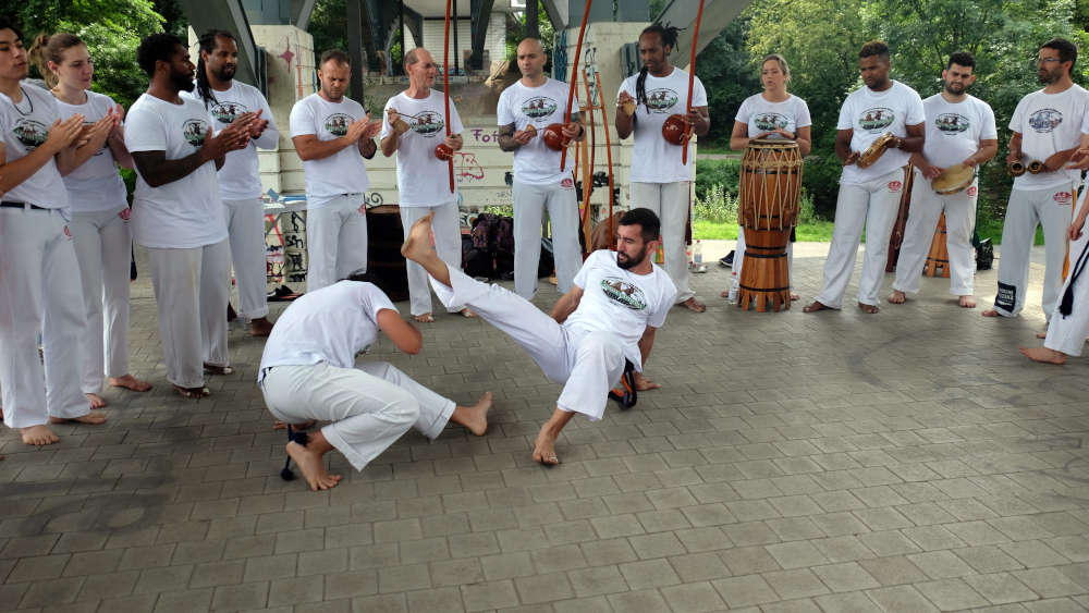 Bei der sogenannten Batizado erhalten Capoeiristas ihre neuen Kordeln, die ihren Kennt- nisstand innerhalb der Kampfkunst widerspiegeln. (Fotos: Uwe Böse)