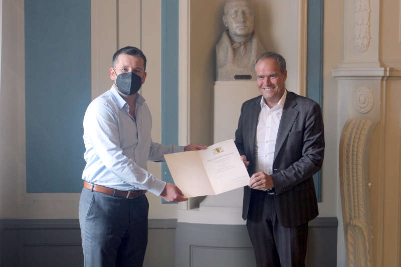 Oberbürgermeister Prof. Dr. Eckart Würzner (rechts) überreichte Artur Solowiej die Rettungsmedaille des Landes Baden-Württemberg. (Foto: Stadt Heidelberg)