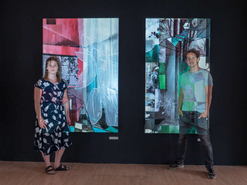 Valentina Jaffé und René BUJA vor einem ihrer gemeinsamen, in künstlerischer Kooperation entstandenen Kunstwerke. (Foto: Marc Skribiak)