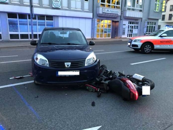 pol-pdkh-rollerfahrer-wird-von-pkw-fahrerin-erfasst