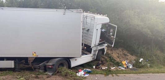 Der beteiligte LKW (Foto: Polizei RLP)