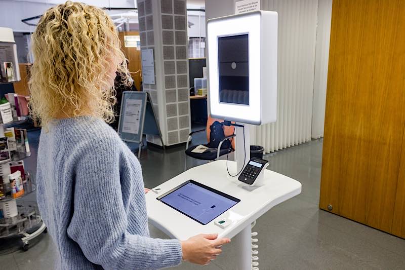 Eine Bürgerin erstellt im Bürgeramt Mitte ein eigenes Ausweisdokument und lässt ein biometrisches Foto von sich aufnehmen. (Foto: Stadt Heidelberg)