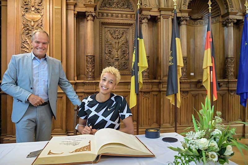 Weitsprung-Olympiasiegerin Malaika Mihambo trug sich im Großen Rathaussaal in Anwesenheit von Oberbürgermeister Prof. Dr. Eckart Würzner in das Goldene Buch der Stadt Heidelberg ein. (Foto: Philipp Rothe)