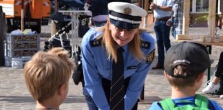 Stefanie Becker, Verkehrssicherheitsberaterin bei der Polizei Landau, im Gespräch mit zwei ABC-Schützen. (Quelle: Stadt Landau)
