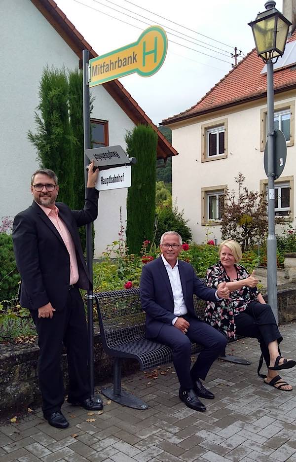 Elf neue Mitfahrerbänke warten in den Weindörfern auf Kundschaft. (Foto: Stadtverwaltung Neustadt)